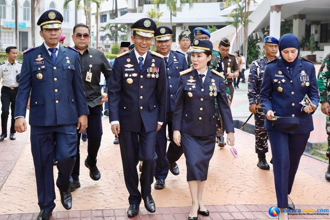 
 Wali Kota Batam, Amsakar Achmad, bersama Wakil Wali Kota Batam, Li Claudia Chandra, menghadiri Upacara Peringatan Harhubnas Tingkat Kota Batam 2026 di Dataran Engku Putri, Batam Centre, Senin (21/9/2026). 
