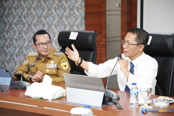 
 Wali Kota Batam, Amsakar Achmad, bersama Bupati Tanah Datar, Eka Putra, saat bertemu di Kantor Wali Kota, Senin (21/9/2026). 