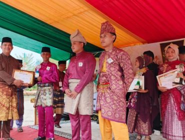 Ketua Umum DPH LAMR Kepulauan Meranti Datuk Seri Afrizal Cik, Penyerahan Juara Festival Senandung Melayu Meranti. (Dokumentasi Minggu 20/9/2026).