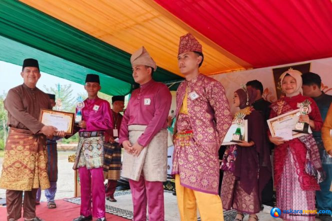 
 Ketua Umum DPH LAMR Kepulauan Meranti Datuk Seri Afrizal Cik, Penyerahan Juara Festival Senandung Melayu Meranti. (Dokumentasi Minggu 20/9/2026).