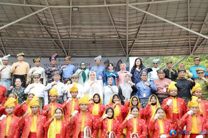 
 Wali Kota Batam, Amsakar Achmad, bersama Wakil Wali Kota Batam, Li Claudia Chandra, dan sejumlah pejabat usai upacara HUT ke-24 Kepri tingkat Kota Batam di Dataran Engku Putri, Batam Centre, Kamis (24/9/2026). 