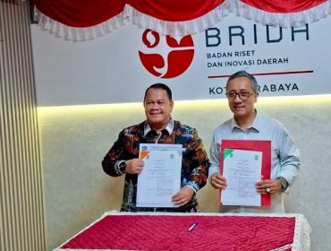Kepala BRIDA Kota Batam, Efrius, bersama Kepala BRIDA Kota Surabaya, Agus Imam Sonhaji, menandatangani PKS bersama di Kantor BRIDA Kota Surabaya, Kamis (24/9/2026). 