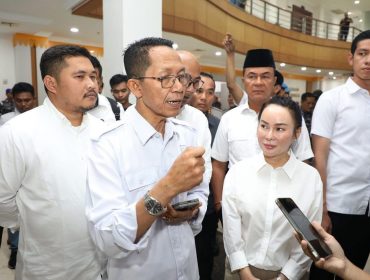 Wali Kota Batam, Amsakar Achmad, bersama Wakil Wali Kota Batam, Li Claudia Chandra, memberikan keterangan kepada wartawan belum lama ini.