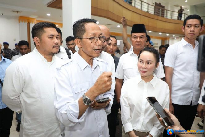 
 Wali Kota Batam, Amsakar Achmad, bersama Wakil Wali Kota Batam, Li Claudia Chandra, memberikan keterangan kepada wartawan belum lama ini.