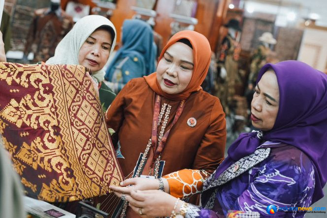 
 Ketua Dekranasda Kota Batam, Erlita Amsakar, bersama rombongan, melihat sejumlah produk saat menghadiri Pameran Kriyanusa 2026 di JCC, Jakarta, Sabtu (26/9/2026). 