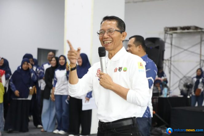 
 Wali Kota Batam, Amsakar Achmad. 