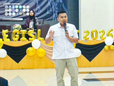 Andri Haris Setiawan, S.Pd., M.T. (ASN DJKI Kementerian Hukum) saat memberikan pemaparan materi dalam Pelatihan Legislatif 2026 DPM FMIPA UNESA
