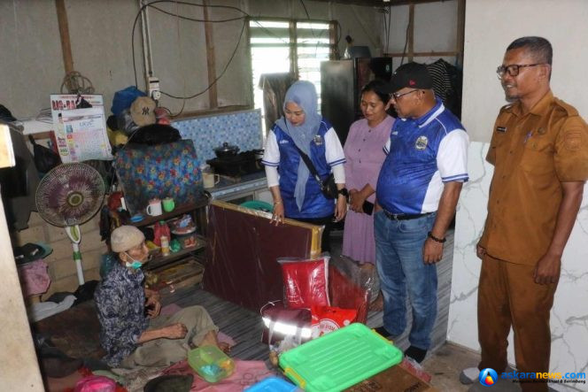 
 Kunjungi Rumah Roboh, Ketua PKK Bantu Family Kit Hingga Sembako