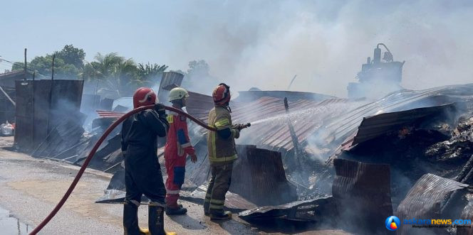 
 Kebakaran Gudang di Tanjung Unggat, Tiga Armada Dikerahkan Padamkan Api