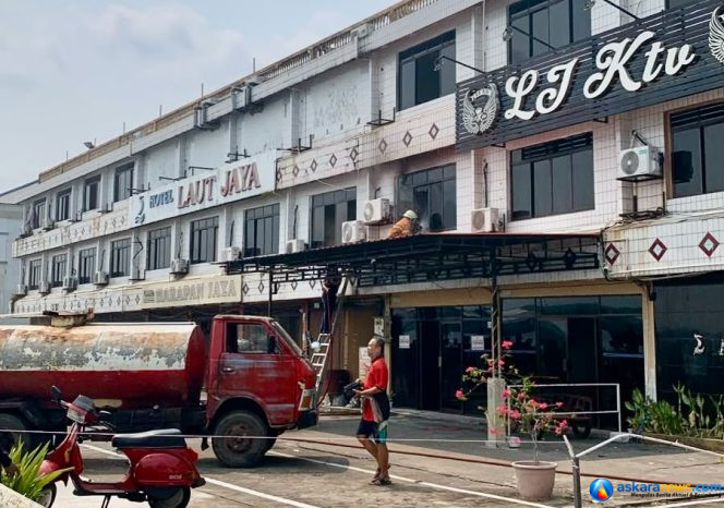 
 DPK Tanjungpinang Kerahkan Dua Armada Padamkan Kebakaran Kamar Hotel Laut Jaya
