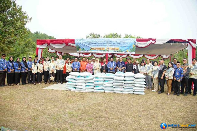 
 Bersama Wako Lis, PERBARINDO Salurkan Bantuan Pupuk untuk Petani Tanjungpinang