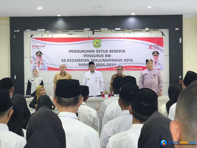 
 Wali Kota Lis Kukuhkan Pengurus RW se-Kecamatan Tanjungpinang Kota, Perkuat Pelayanan di Tingkat Lingkungan