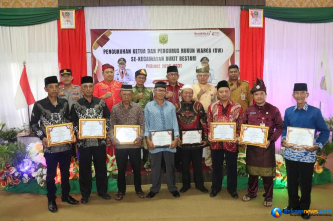 
 Pengurus RW Bukit Bestari Dikukuhkan, Lis Darmansyah Tekankan Penguatan Data dan Pelayanan