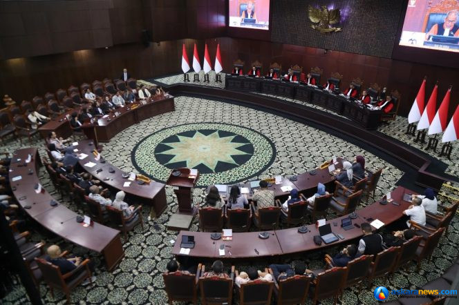 
 Ijazah pendidikan SLTA Wakil Presiden Gibran Rakabuming dipersoalkan. Gibran diduga tidak memenuhi syarat jadi capres sehingga MK diminta mendiskualifikasinya.