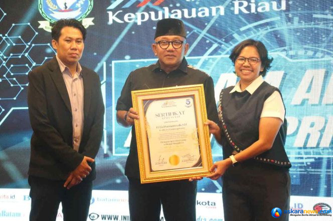 
 Terima Sertifikat Apresiasi HUT ke-5 AMSI Kepri, Lis Darmansyah Ajak Media Siber Bersinergi Bangun Tanjungpinang