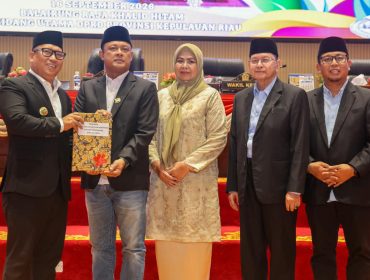 Wakil Gubernur Kepri, Nyanyang Haris Pratamura menyerahkan Nota Keuangan Perubahan APBD Kepri 2026 kepada Ketua DPRD Kepri Iman Sutiawan yang didampingi unsur pimpinan DPRD lainnya dalam rapat paripurna digelar, Rabu (16/9/2026). 