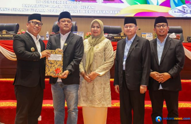 
 Wakil Gubernur Kepri, Nyanyang Haris Pratamura menyerahkan Nota Keuangan Perubahan APBD Kepri 2026 kepada Ketua DPRD Kepri Iman Sutiawan yang didampingi unsur pimpinan DPRD lainnya dalam rapat paripurna digelar, Rabu (16/9/2026). 