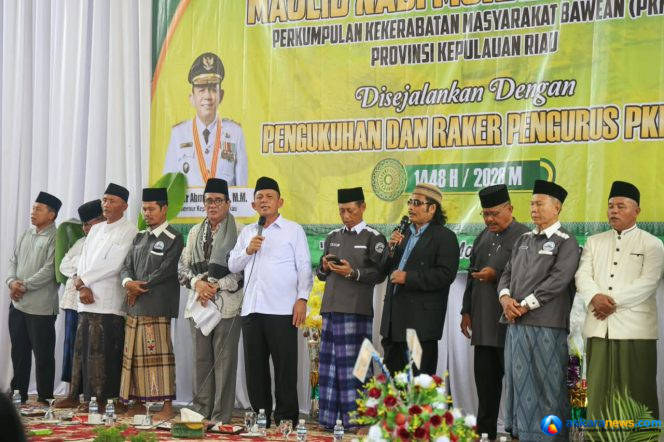 
 Gubernur Kepri Ansar Ahmad menyalami warga terhimpun dalam Perkumpulan Kekerabatan Masyarakat Bawean (PKMB) Provinsi Kepri sempena Peringatan Maulid Nabi sekaligus Pengukuhan dan Raker diselenggarakan organisasi kemasyarakatan ini, Minggu (6/9/2026). 