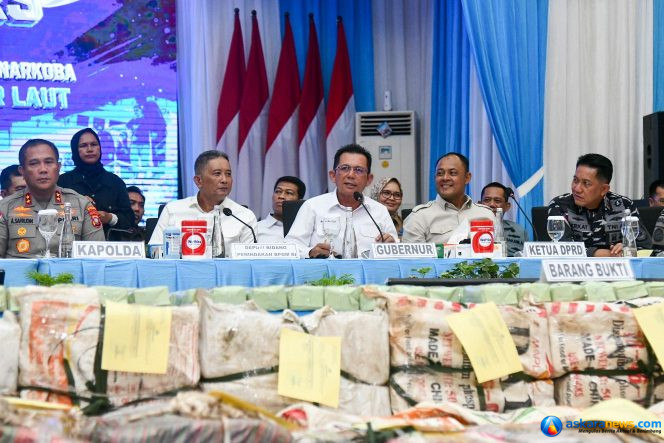 
 Gubernur Kepri Ansar Ahmad dalam konferensi pers operasi gabungan pengungkapan narkotik jenis Ketami HCL seberat 800 kilogram di Mapolda Kepri, Selasa (1/9/2026). 