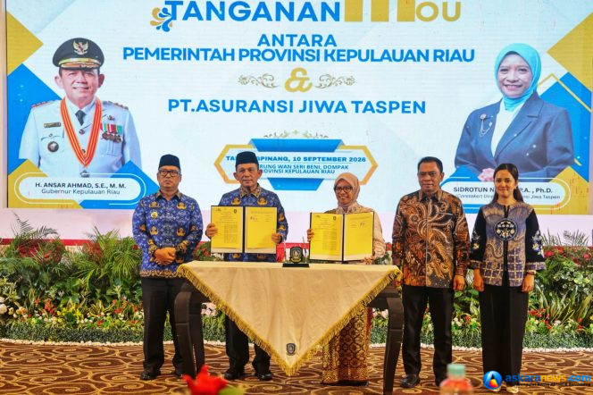 
 Gubernur Kepri Ansar Ahmad didampingi Wagub Nyanyang Haris Pratamura dan Jajaran TASPEN Group menunjukkan naskah kerjasama penyelenggaraan produk asuransi bagi ASN di Aula Wan Seri Beni, Tanjungpinang, Kamis (10/9/2026). 