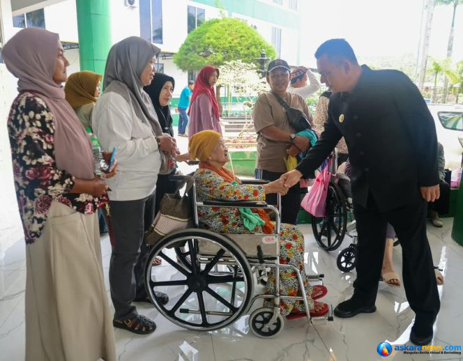 
 Gubernur Kepri Ansar Ahmad menyapa warga usai menjalani wawancara survei akreditasi rumah sakit oleh Komisi Akreditasi Rumah Sakit (KARS) di RSUD Raja Ahmad Tabib Tanjungpinang, Selasa (8/9/2026).