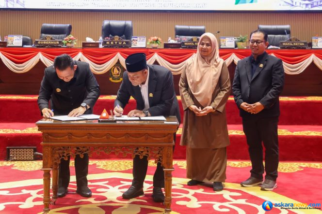 
 Gubenur Kepulauan Riau Ansar Ahmad bersama Ketua DPRD Iman Sutiawan menandatangani nota kesepakatan perubahan KUA PPAS APBD Tahun Anggaran 2026, Selasa (8/9/2026). 