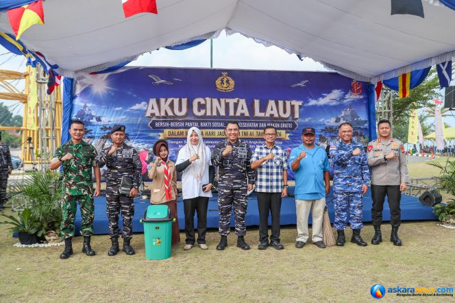 
 Sinergi TNI AL bersama Pemerintah dan Masyarakat kompak bersih bersih pesisir pantai sempena Hari Jadi TNI AL.