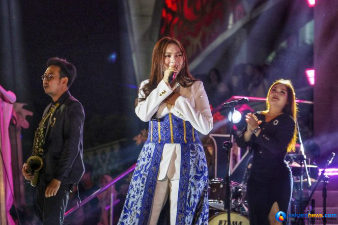 
 Penampilan Meidra Idol pada malam puncak Dekrafest Kepri 2026 digelar di Pelataran Gedung Dekranasda Kepri Creative Space, Minggu (20/9/2026). 
