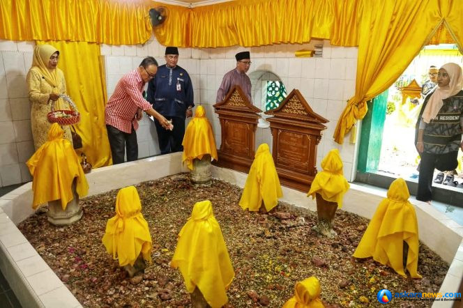 
 Sekdaprov Kepri, Misni berziarah ke makam Raja Ali Haji di Pulau Penyengat, Rabu (23/9/2026). Ziarah dilaksanakan jelang peletakan batu pertama pembanguan Museum dan Monumen Bahasa Pulau Penyengat yang akan dilaksanakan Kamis. 