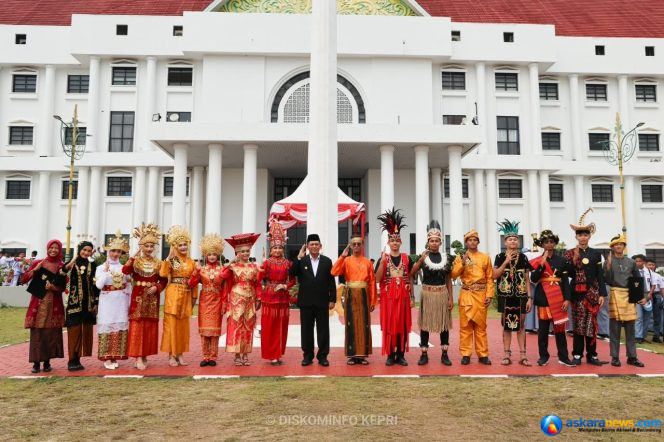 
 Sejumlah ASN Pemprov Kepri mengenakan pakaian adat dari sejumlah daerah di Indonesia membacakan ikrar sumpah pemuda pada upacara Peringatan 98 Tahun Hari Sumpah Pemuda di halaman Kantor Gubernur Kepri, Dompak, Tanjungpinang, Rabu (28/10/2026). 