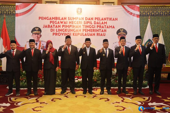 
 Gubernur Kepri Ansar Ahmad dan Wagub Nyanyang Haris Pratamura bersama tujuh pejabat eselon II yang dilantik, Selasa (13/10/2026). Pelantikan berlangsung di Gedung Daerah Tanjungpinang. 