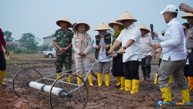 
 Wagub Nyanyang mencoba inovasi pembajak sawah yang dimodifikasi menggunakan mesin. 