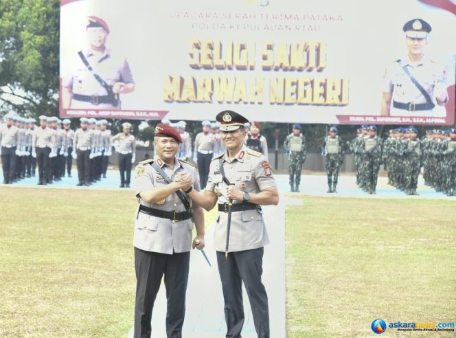 
 Kapolda Kepri yang baru Irjen Pol Suhendri (kanan) bersalam komando dengan Komjen Pol Asep Safrudin pada Upacara pisah sambut parade Kapolda Kepri di Mapolda Kepri, Batam, Jumat (9/10/2026). 