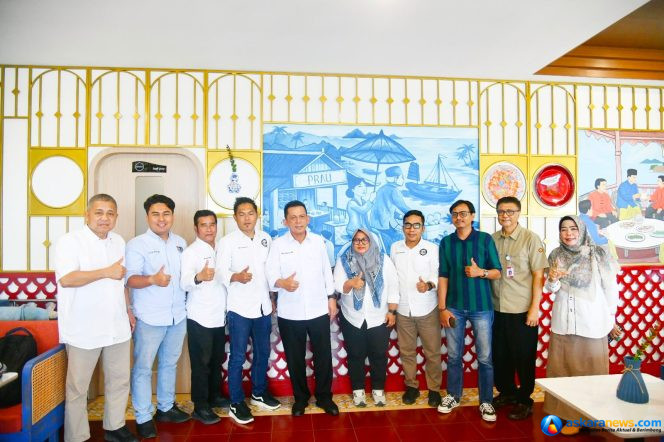 
 Gubernur Kepulauan Riau Ansar Ahmad berfoto bersama pengurus Ikatan Jurnalis Televisi Indonesia (IJTI) Provinsi Kepri di kawasan Bengkong, Kota Batam, Selasa (6/10/2026). (Adeansyah)