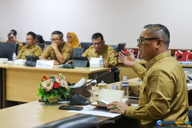 
 Wakil Gubernur Kepri, Nyanyang Haris Pratamura memimpin rapat Asistensi Penyelarasan dan inventarisasi program pembangunan infrastruktur pusat di wilayah Provinsi Kepri tahun 2026-2027. Rapat digelar di Ruang Rapat Lantai 4, Kantor Gubernur Kepri, Dompak, Tanjungpinang, Senin (5/10/2026). 