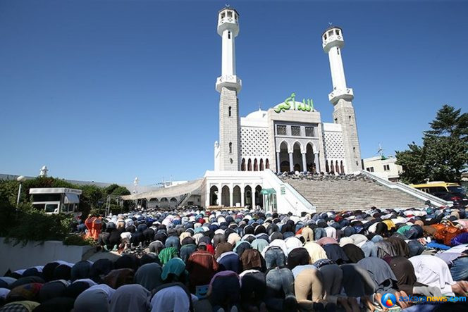 
 Umat Muslim Korea tengah beribadah di Masjid Pusat Seoul yang dibangun pada 1976 di Itaewon, Seoul, Korea Selatan. (Foto: Korea.net/Kim Sunjoo)