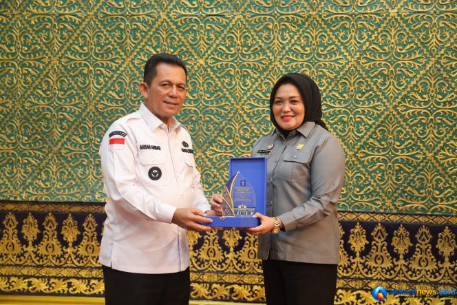 
 Gubernur Kepri Ansar Ahmad menyerahkan cinderamata kepada Morina Harahap, Kepala Kanwil Kemenkum Kepri yang baru usai audiensi dilaksanakan di Gedung Daerah Tanjungpinang, Senin (19/10/2026). 