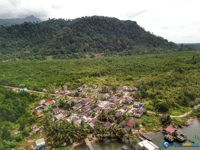 
 Permukiman komunitas masyarakat adat Suku Laut di Desa Kelumu, Kecamatan Lingga, Kabupaten Lingga, Provinsi Kepulauan Riau.