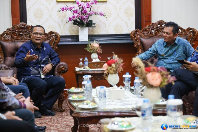 
 EGM PT Pertamina Patra Niaga Regional Sumbagut Fanda Chrismianto (kiri) bersama Gubernur Kepri Ansar Ahmad dalam pertemuan di Gedung Daerah, Tanjungpinang, Kamis (1/10/2026). 