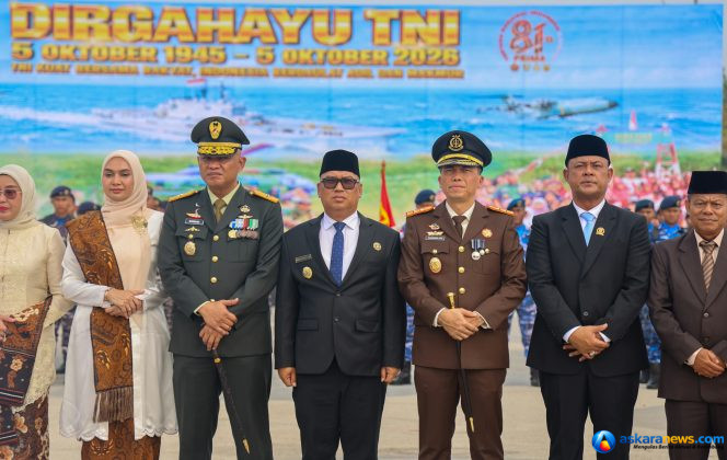 
 Wakil Gubernur Kepri, Nyanyang Haris Pratamura menghadiri upacara peringatan HUT ke-81 Tentara Nasional Indonesia (TNI) di Provinsi Kepulauan Riau berlangsung khidmat di Lapangan Tugu Sirih, Tanjungpinang, Senin (5/10) pagi. 