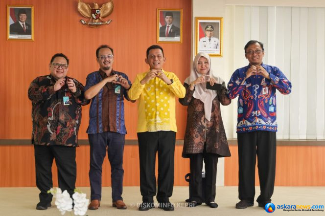
 Gubenrur Kepri, Ansar Ahmad bersama jajaran manajemen RSUD Raja Ahmad Tabib berfoto bersama Direktur Utama RSJPD Harapan Kita, dr. Iwan Dakota, Kamis (8/10/2026). 