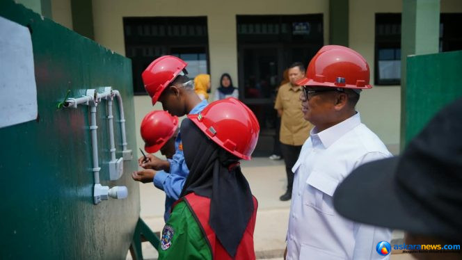 
 Wakil Gubernur Kepri, Nyanyang Haris Pratamura menyaksikan siswa SMK Negeri 11 Kota Batam melaksanakan praktik lapangan. Berkunjung, Kamis (8/10/2026), Wagub mengingatkan para siswa untuk bijak memanfaatkan teknologi