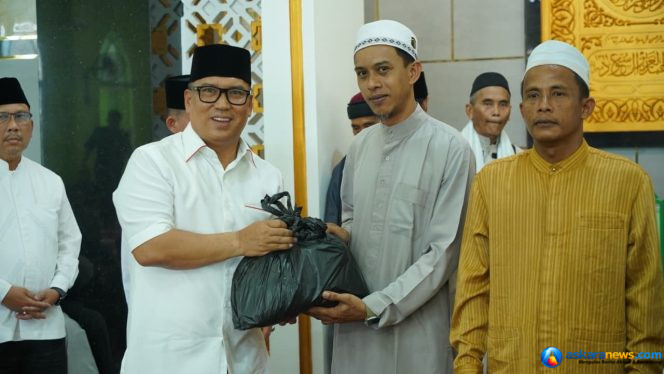 
 Wakil Gubernur Kepri, Nyanyang Haris Pratamura menyerahkan paket sembako kepada jamaah Masjid Jami' Miftahul Falah, Jalan Ganet Tanjungpinang dalam kegiata Jumat Berkah, Jumat (16/10/2026). 