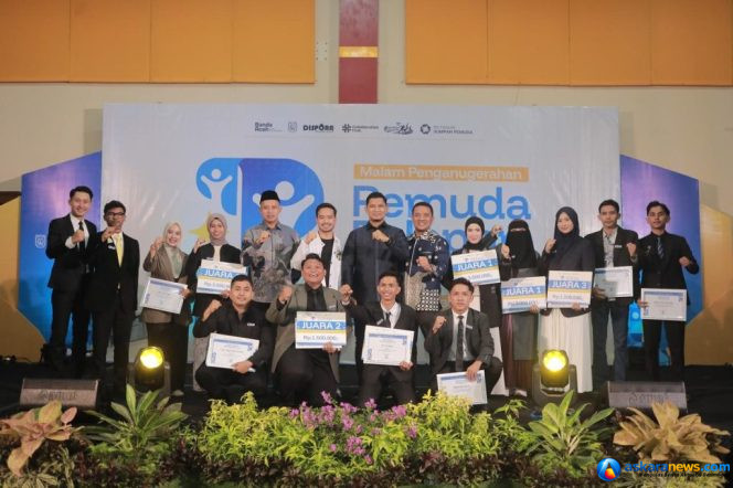 
 Foto Bersama Pemenang Sembilan Pemuda Pelopor Kota Banda Aceh 2026 pada Malam Penganugerahan di Hotel Amel Convention Hall, Banda Aceh, Jumat (30/10/2026).