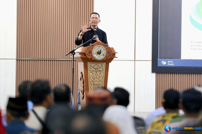 
 Wali Kota Batam, Amsakar Achmad, memberi keterangan kepada wartawan usai silaturahmi RT, RW, dan LPM se-Kecamatan Batu Aji di Aula UNRIKA Batam, Jumat (2/10/2026). 