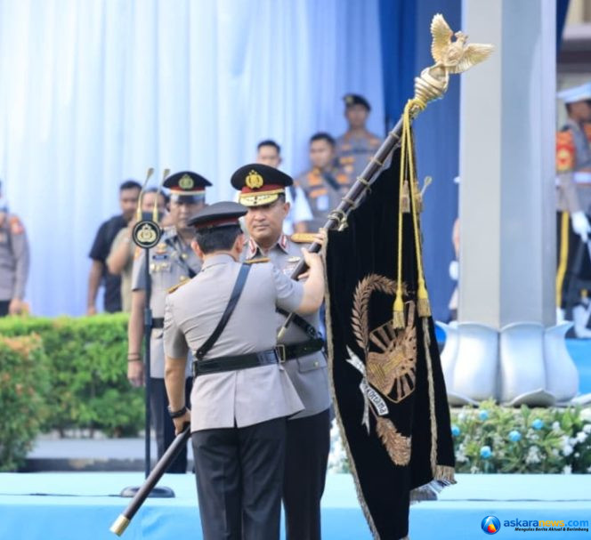 
 Panji Tribrata Diserahkan, Tongkat Estafet Kepemimpinan Polri Beralih ke Jenderal Suyudi