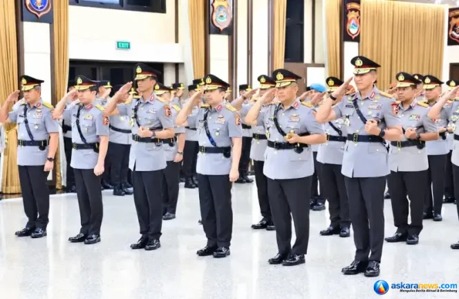 
 Sertijab Malam Hari, Suyudi Naikkan Pangkat 23 Pati Polri