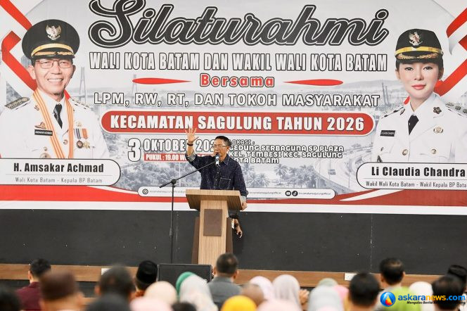 
 Wali Kota Batam, Amsakar Achmad, menyampaikan sambutan saat menghadiri silaturahmi bersama RT, RW, LPM se-Kecamatan Sagulung di Gedung Serbaguna Plaza Kecamatan Sagulung, Sabtu (3/10/2026) malam. 