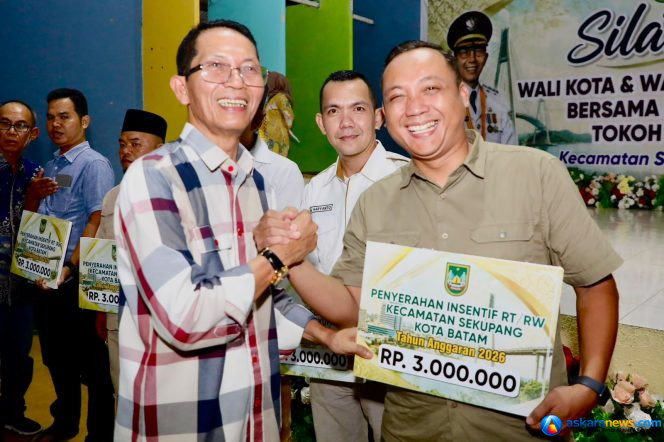 
 Wali Kota Batam, Amsakar Achmad, menyerahkan insentif saat menghadiri Silaturahmi bersama RT/RW, LPM, dan Tokoh Masyarakat se-Kecamatan Sekupang di Aula SMP Kartini Sei Harapan, Kecamatan Sekupang, Minggu (4/10/2026) malam. 