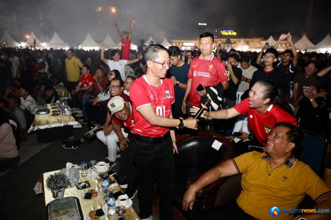 
 Wali Kota Batam, Amsakar Achmad, nobar Final FIFA ASEAN Cup 2026 bersama ribuan warga di Dataran Engku Putri, Batam Centre, Senin (5/10/2026). 